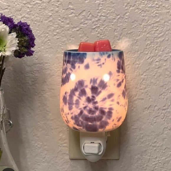 SCENTSY TIE DYE MINI WARMER NWT - Picture 1 of 3